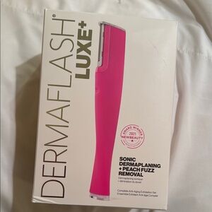 Dermaflash Luxe+ Sonic Dermaplaning + Peach Fuzz Removal Set